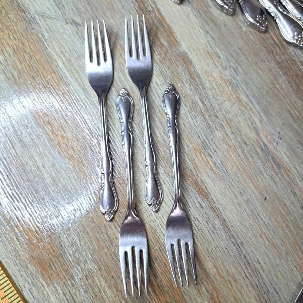 ONEIDA WM A Rogers Montclair Stainess LTD four dinner Forks